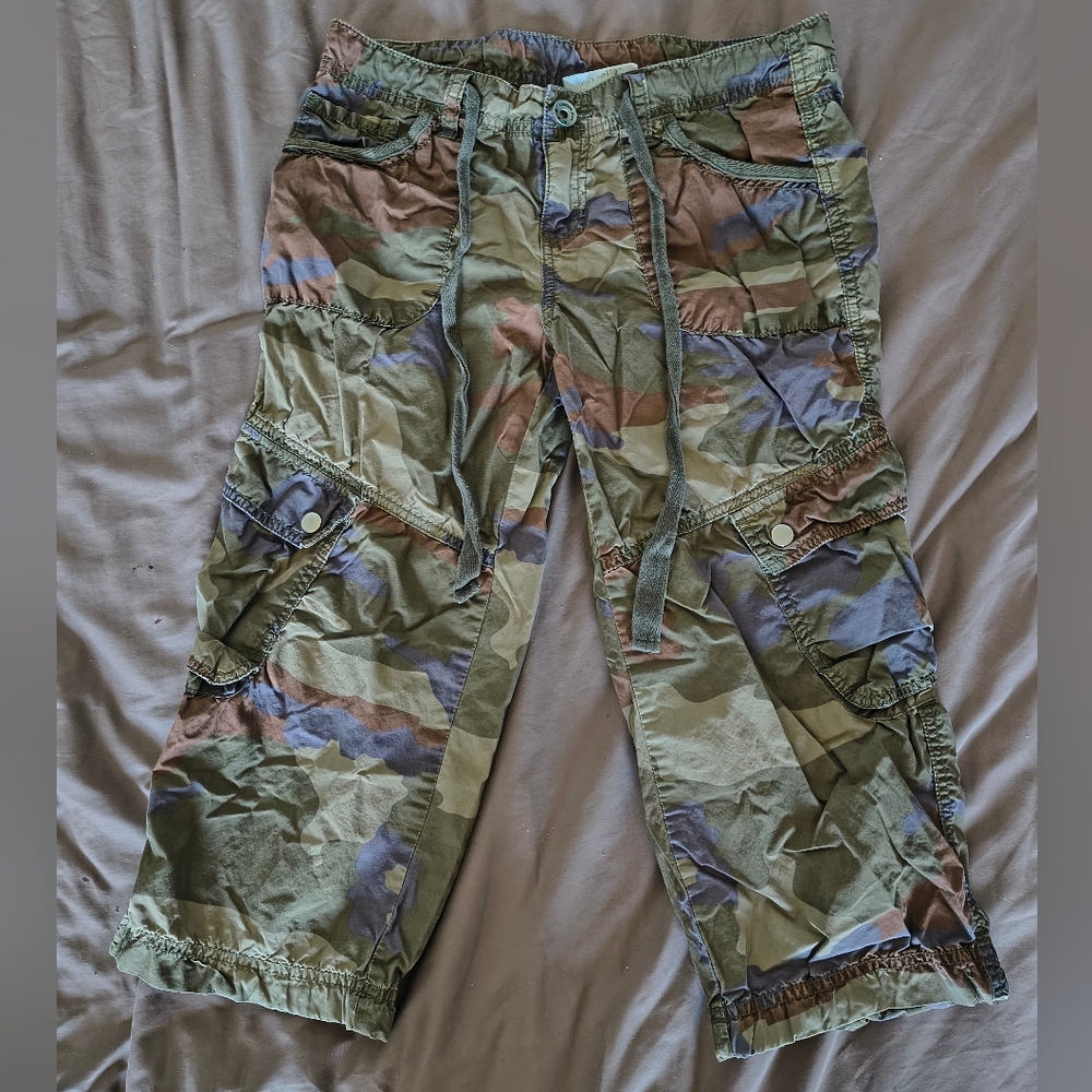 LONDONJEAN Women's Camo Cargo Capris in Olive Green
